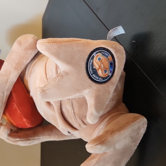 Universal Studios E.T. 40th Anniversary Plush 16" Holding Heart Stuffed Toy - Picture 3 of 5